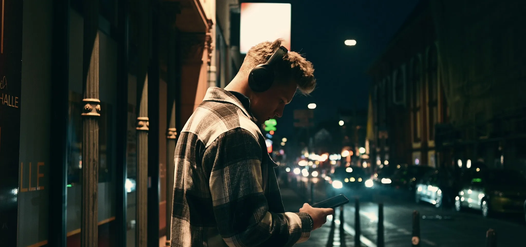 Lukas Goss in the city at night